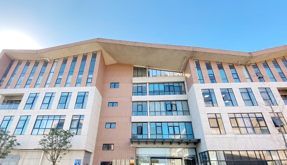 依托青蓮生豬產(chǎn)業(yè)研究院，積極與國內(nèi)外科研單位和高校開展多種形式的合作研究。